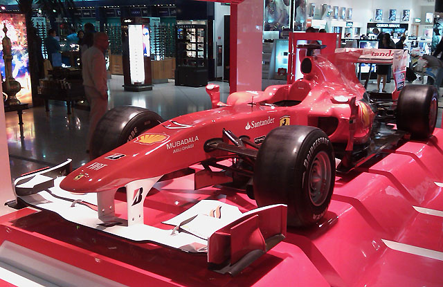 Болид Ferrari в терминале Дубай