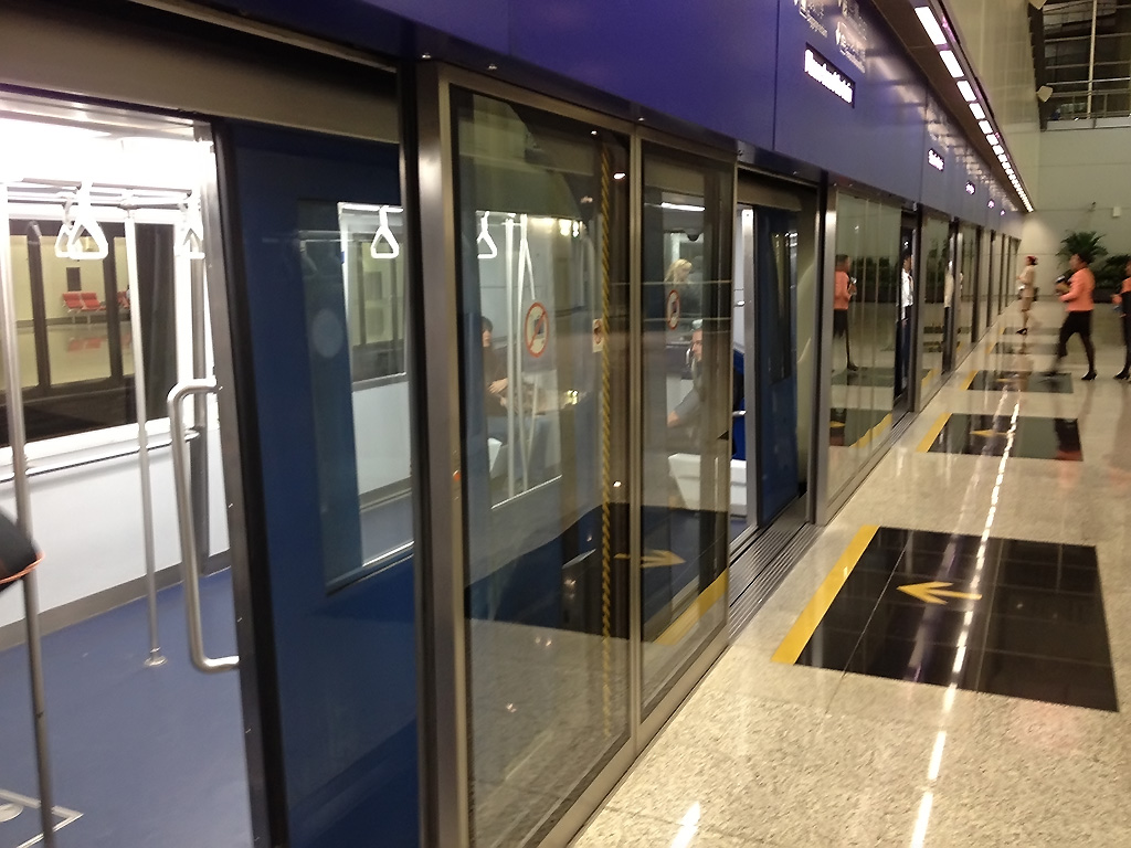 Автоматический поезд в аэропорту Гонконга