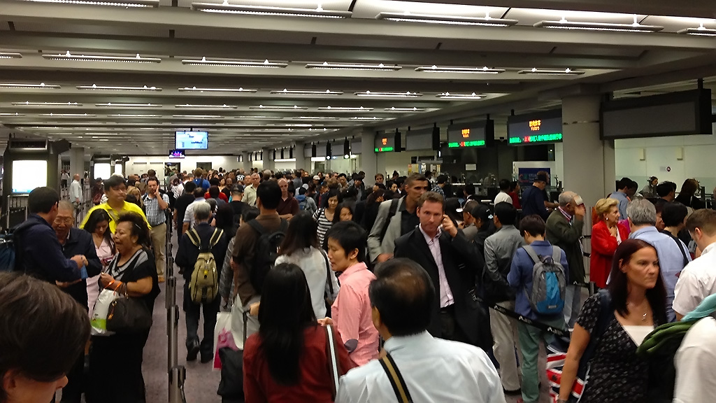 Толкучка на паспортном контроле в аэропорту Гонконга